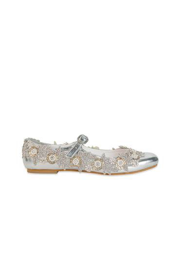 Silver Hand Embroidered Pearl Floral Juttis