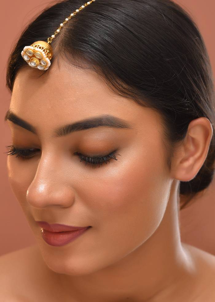 White and Gold Kundan Maangtikka