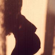 shadow-of-pregnant-girl-on-the-wall-in-sunlight-s-2021-08-29-20-12-44-utc_LQO7UGvja.jpg