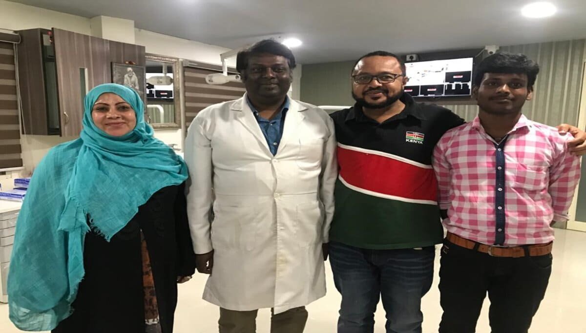 Dr.Ganesh Vaiyapuri with his patients at Pulp Dental Hospital Dr.Ganesh Vaiyapuri with his patients at Pulp Dental Hospital