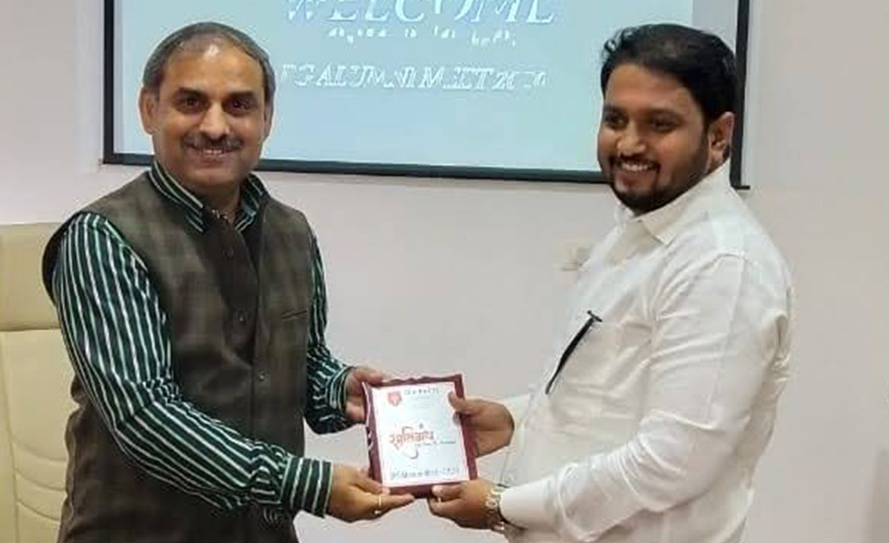 Dr. Kalpesh Mande honored by Dr. Mahesh Kumar Harit (Dean - D.Y. Patil) Dr. Kalpesh Mande honored by Dr. Mahesh Kumar Harit (Dean - D.Y. Patil)