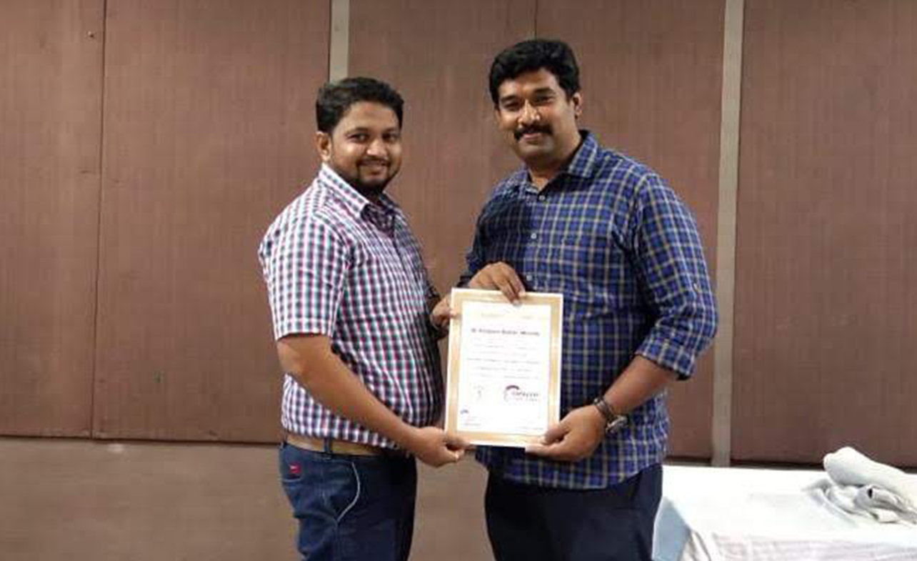 Dr. Kalpesh Mande Honoured by Dr. Narkeesh Arumugam Dr. Kalpesh Mande Honoured by Dr. Narkeesh Arumugam