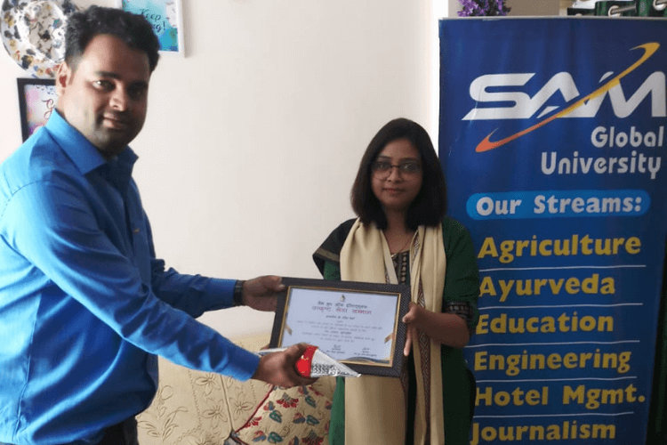 Dr. Rashmi Verma, doctor in Bhopal being awarded an appreciation certificate for her efforts as a COVID-19 Front line warrior Dr. Rashmi Verma, doctor in Bhopal being awarded an appreciation certificate for her efforts as a COVID-19 Front line warrior