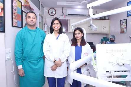 Dr Suchi with her team of doctors at Centre For Smiles Dr Suchi with her team of doctors at Centre For Smiles