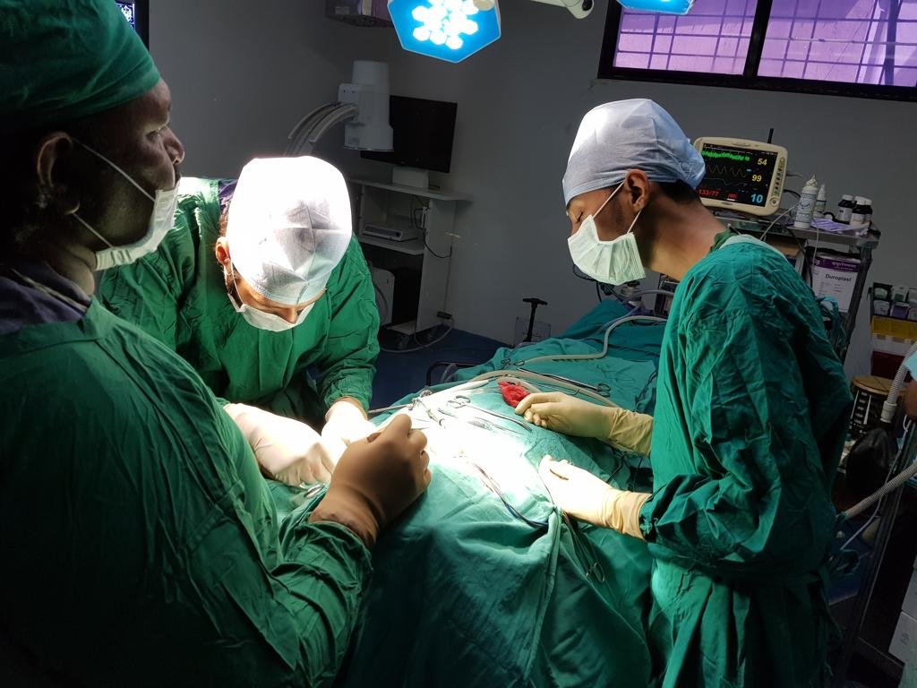 Dr Gurneet performing surgery Dr Gurneet performing surgery