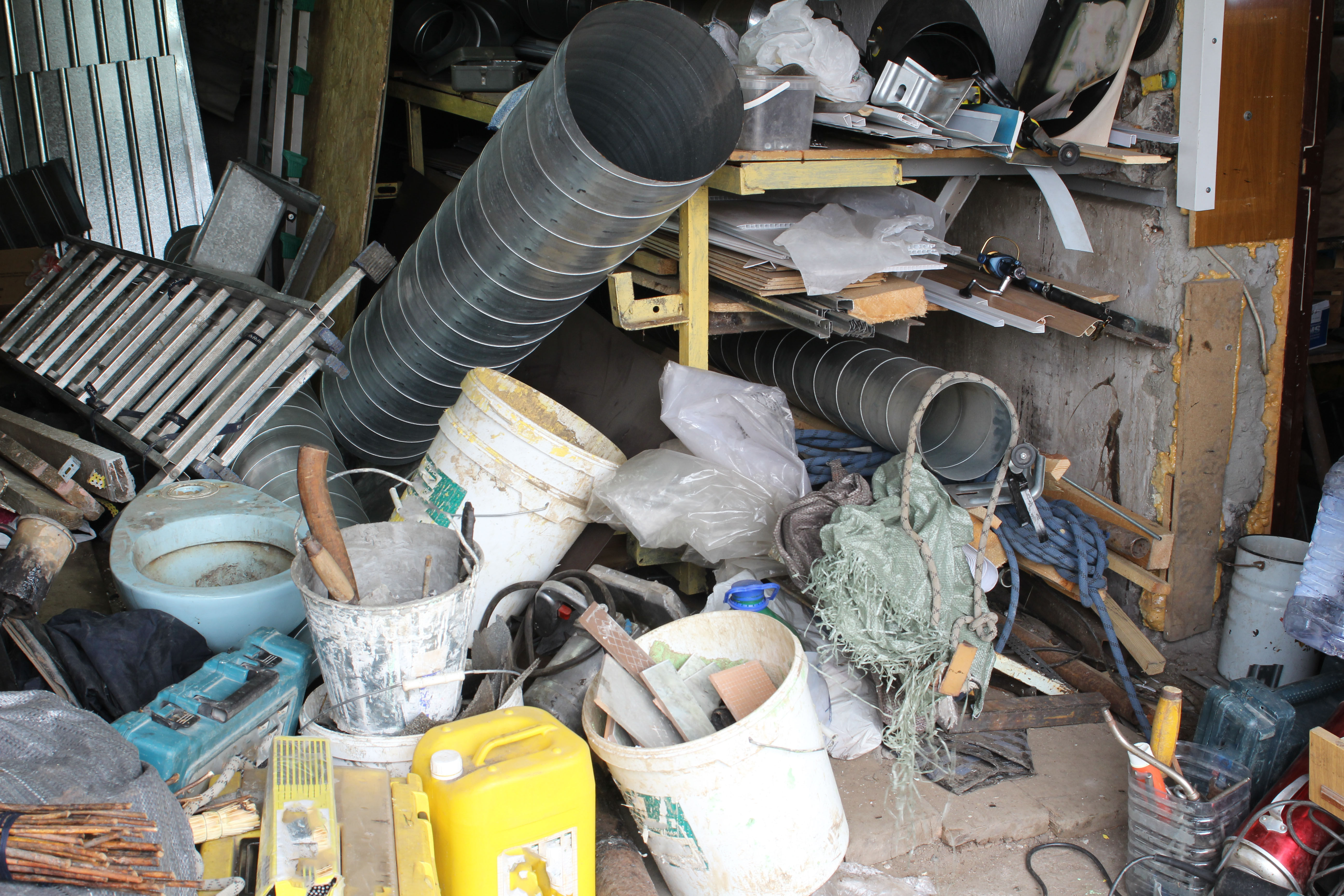 Effortless Garage Cleanouts in Los Angeles | Roa Solution Junk Removal