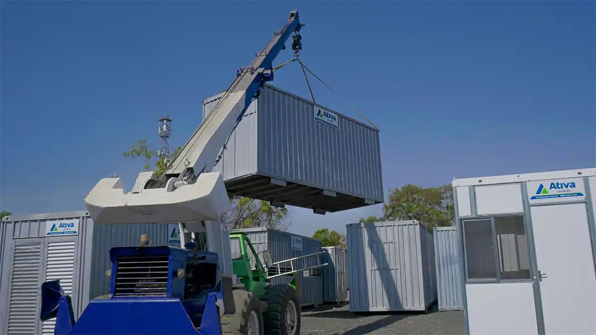 container galvanizado da Ativa Locação sendo içado por um caminhão munck