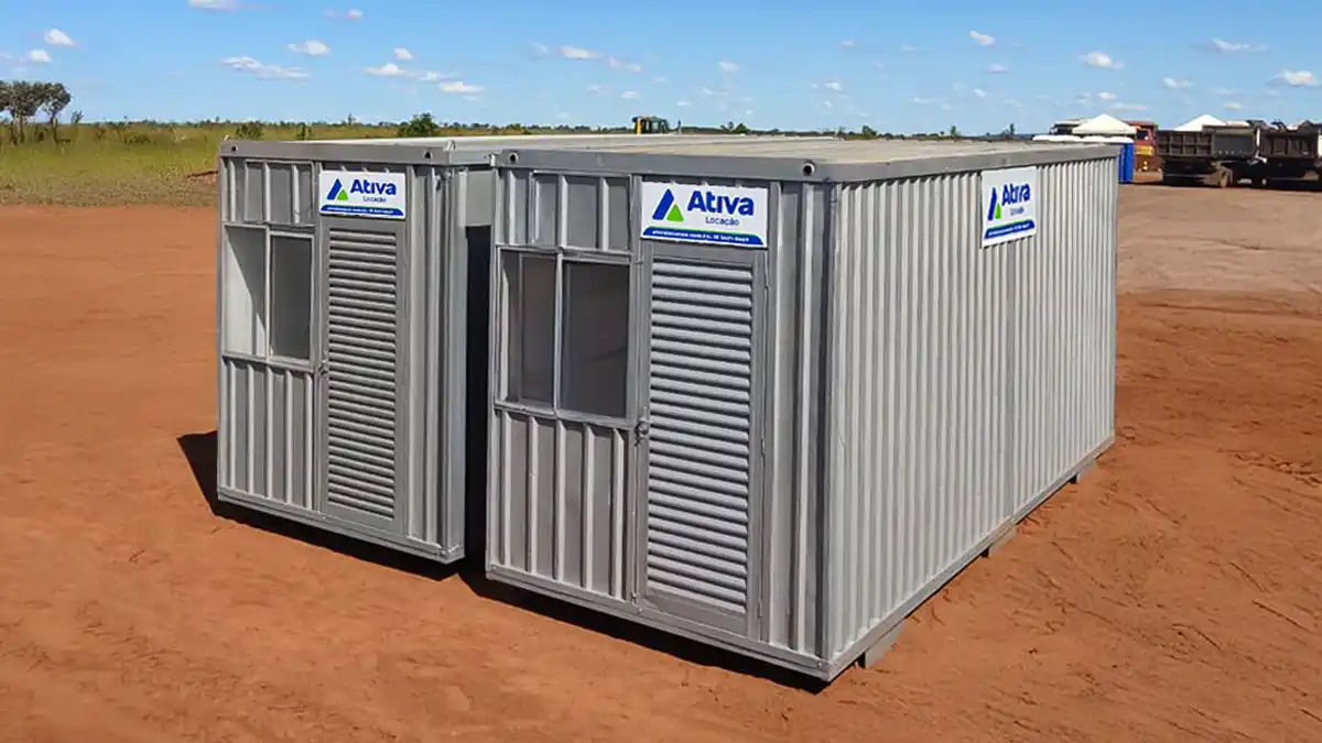 Dois containers galvanizado da Ativa Locação em canteiro de obra