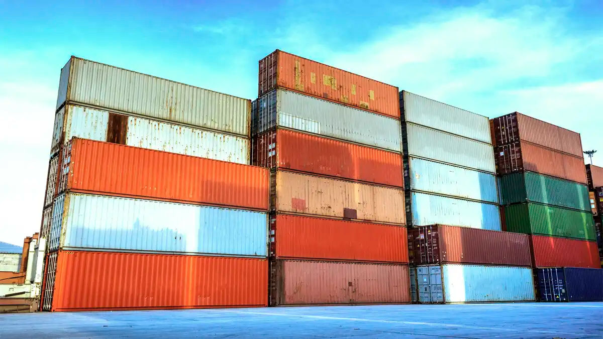 Containers marítimos empilhados em um porto.