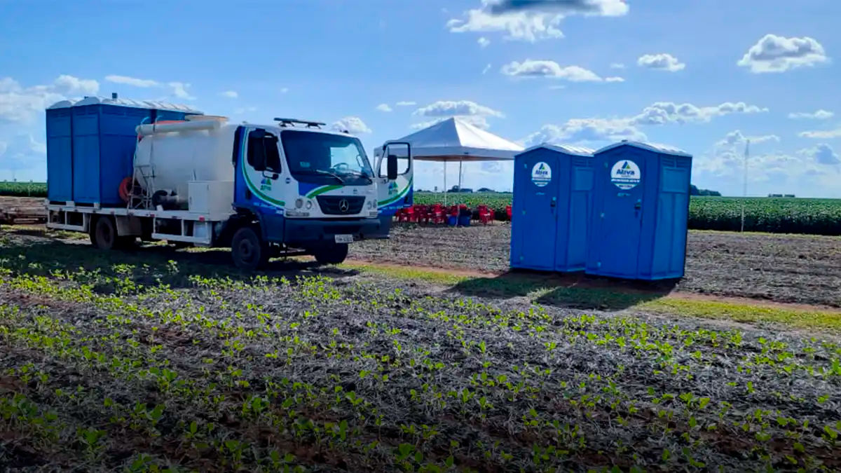 Caminhão da Ativa Locação preparando para higienizar dois Toaletes Luxo em colheita.