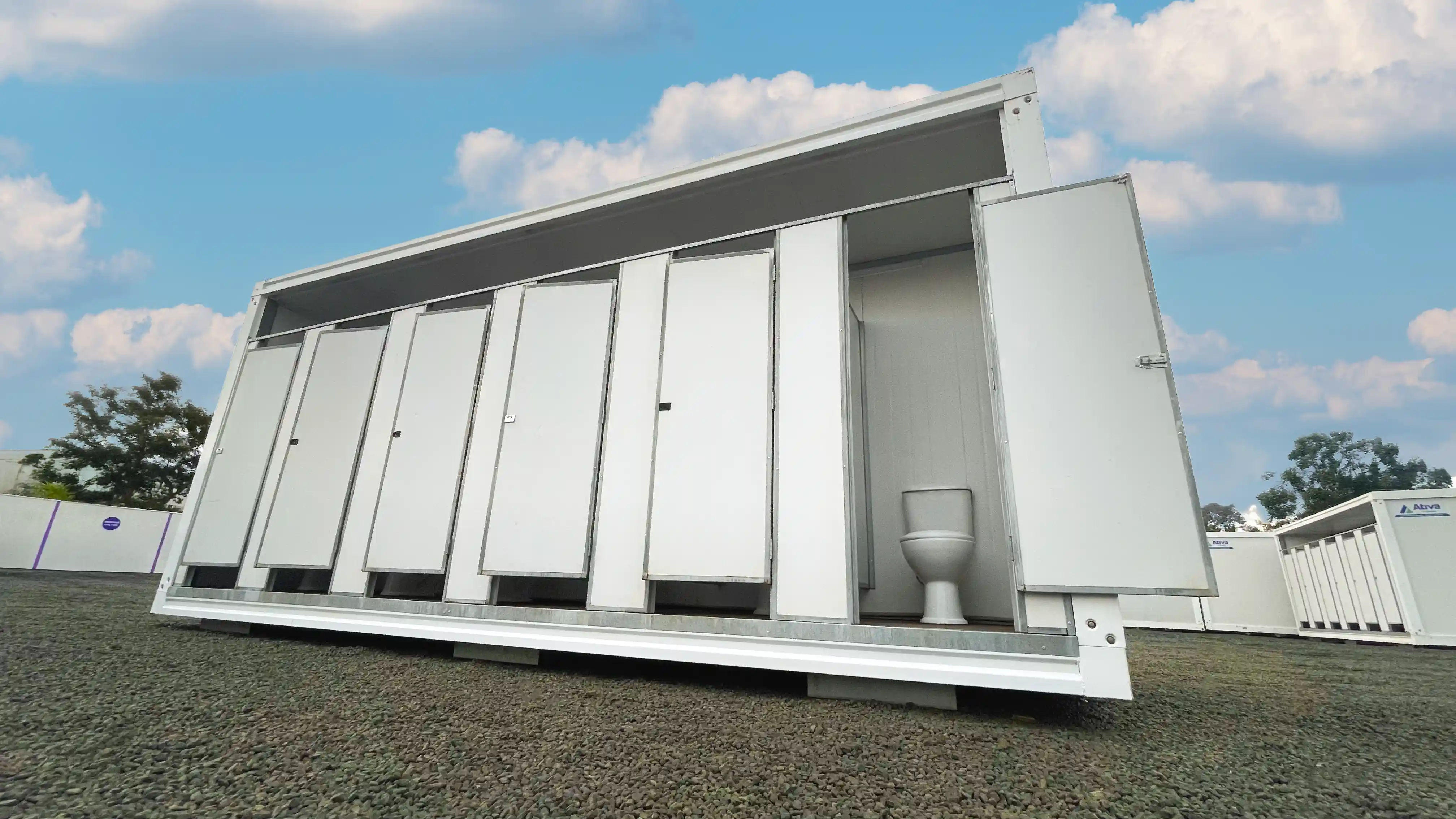 O Container Banheiro Duplo é essencial para o público feminino em qualquer evento.