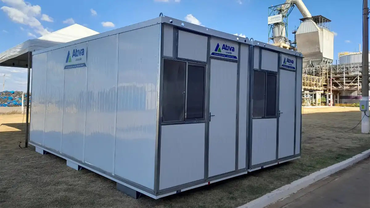 Containers habitáveis isotérmicos da Ativa Locação instalados em ambiente industrial, destacando sua versatilidade e eficiência para uso em obras e projetos temporários.