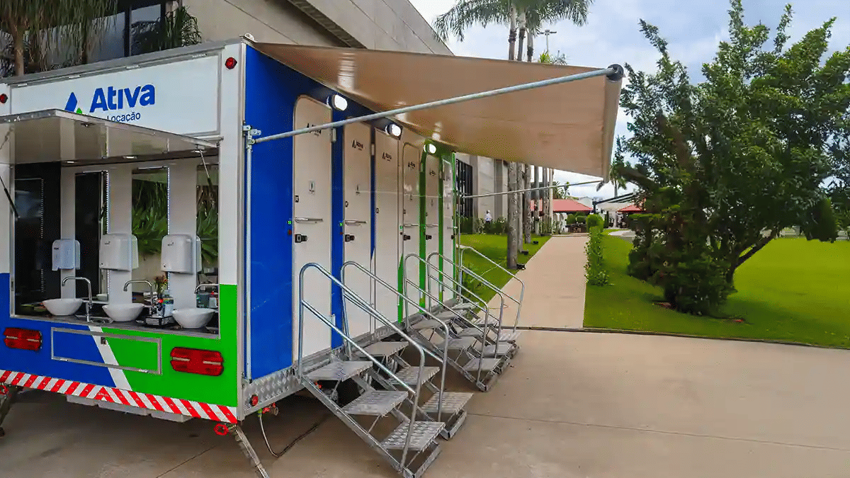 Trailer Sanitário Luxo da Ativa Locação em evento de alto padrão em Londrina/PR.