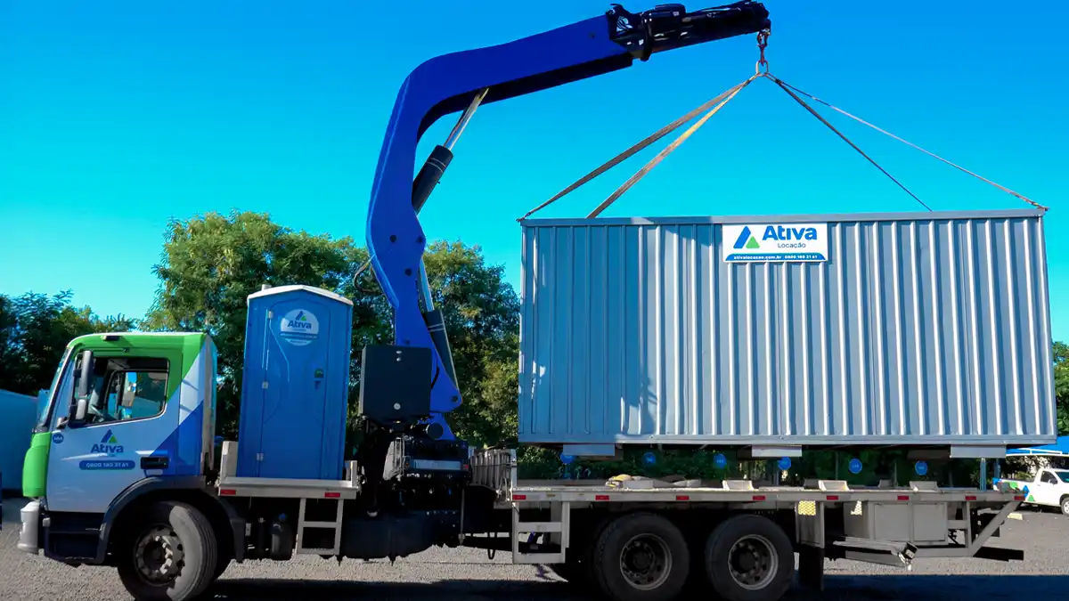 Caminhão munck da Ativa Locação içando container galvanizado.