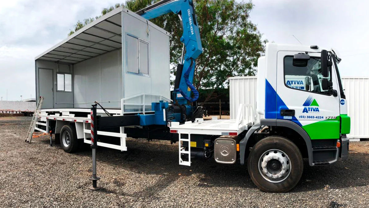 Container Habitável sendo transportado por caminhão Munck