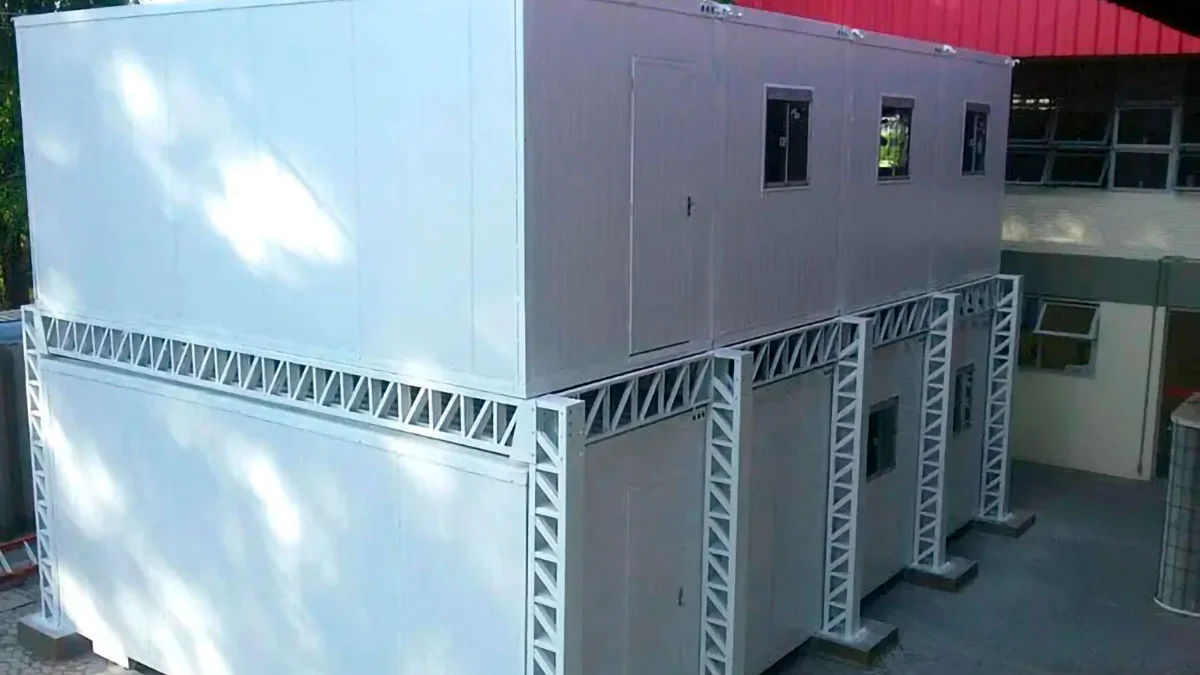Planejados para serem resistentes contra ferrugens causados pelas chuvas, ou outros elementos, o container habitável no canteiro de obra é sua melhor opção!