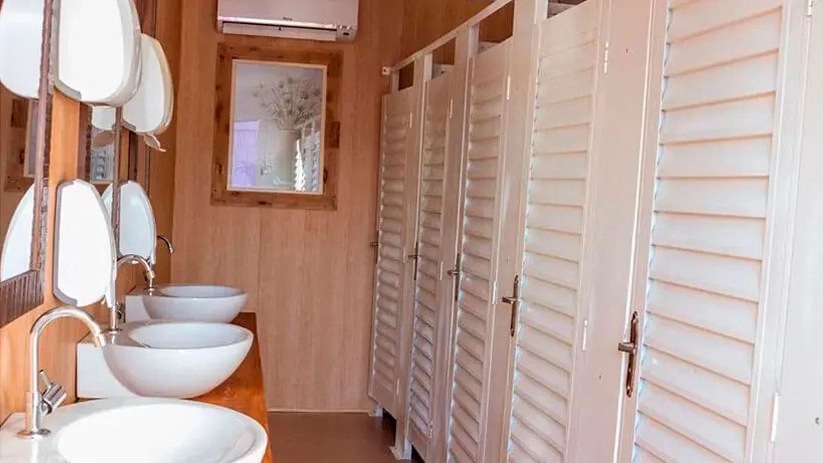 imagem-de-container-habitavel-sendo-utilizado-como-banheiro-vip-em-eventos