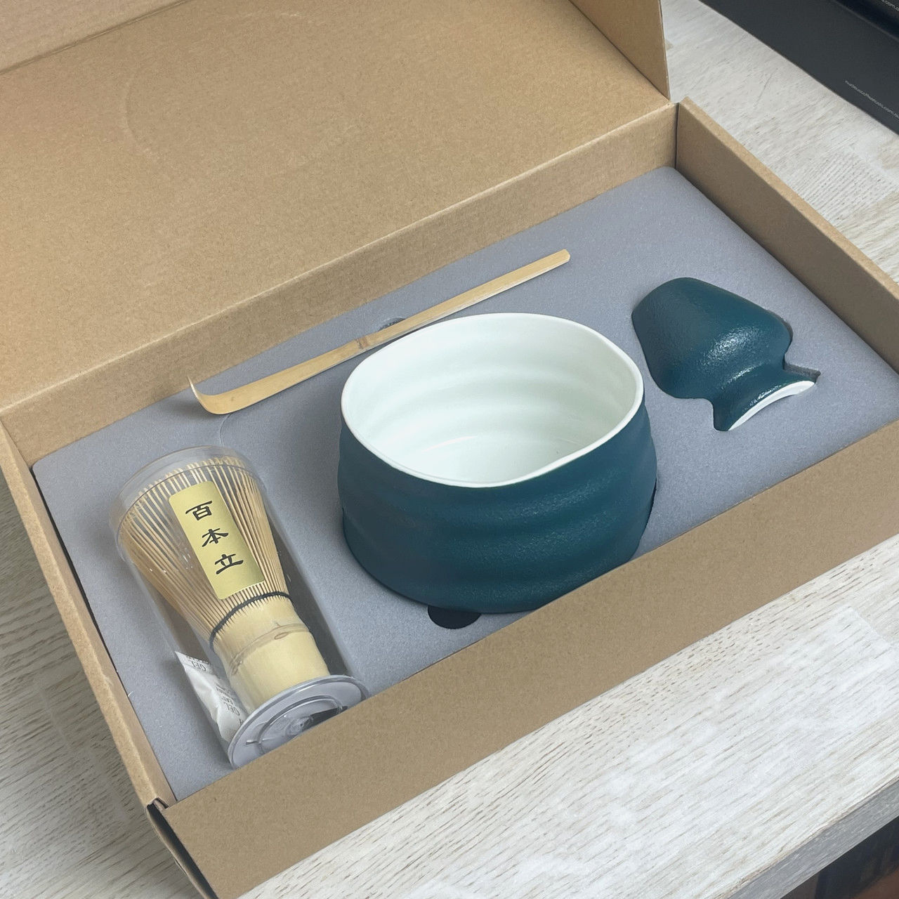 Набір Needles Wade для приготування матчу з чашею 550 мл, вінчиком і ложечкою, темно-зелений