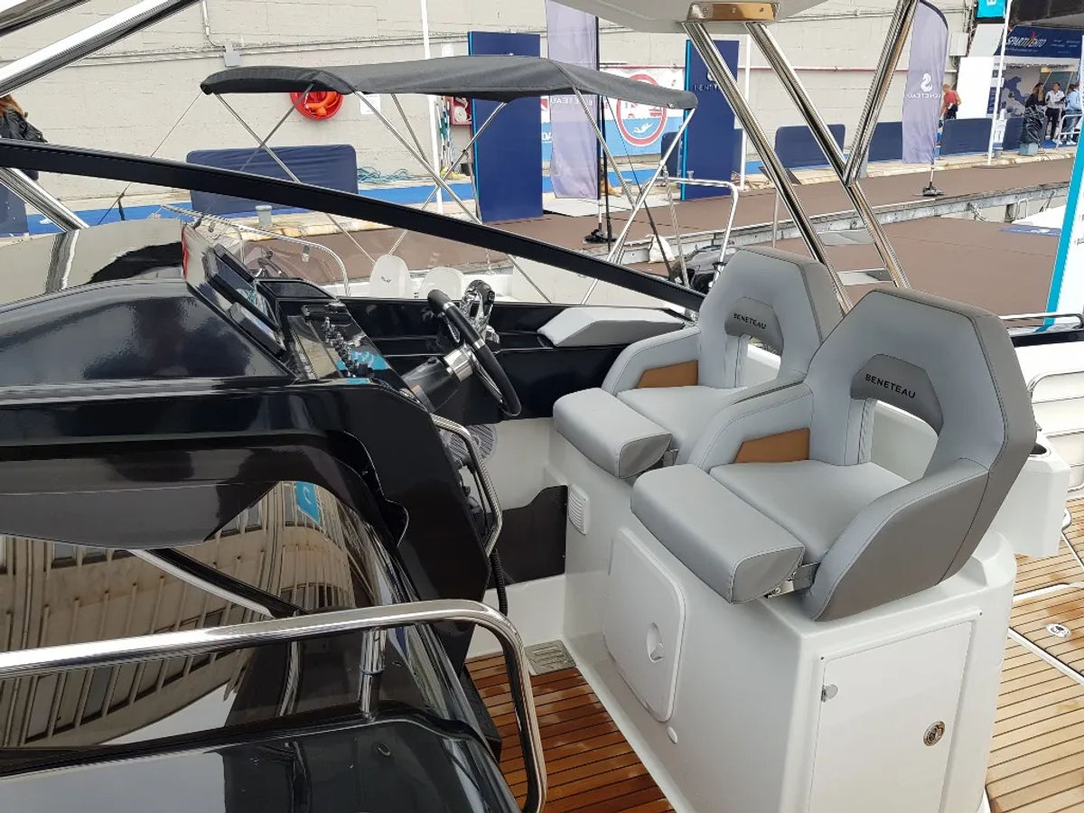 Pre-Owned 2020 Beneteau Powerboat 32ft "La Bella Vita" - Marina del Rey CA 3