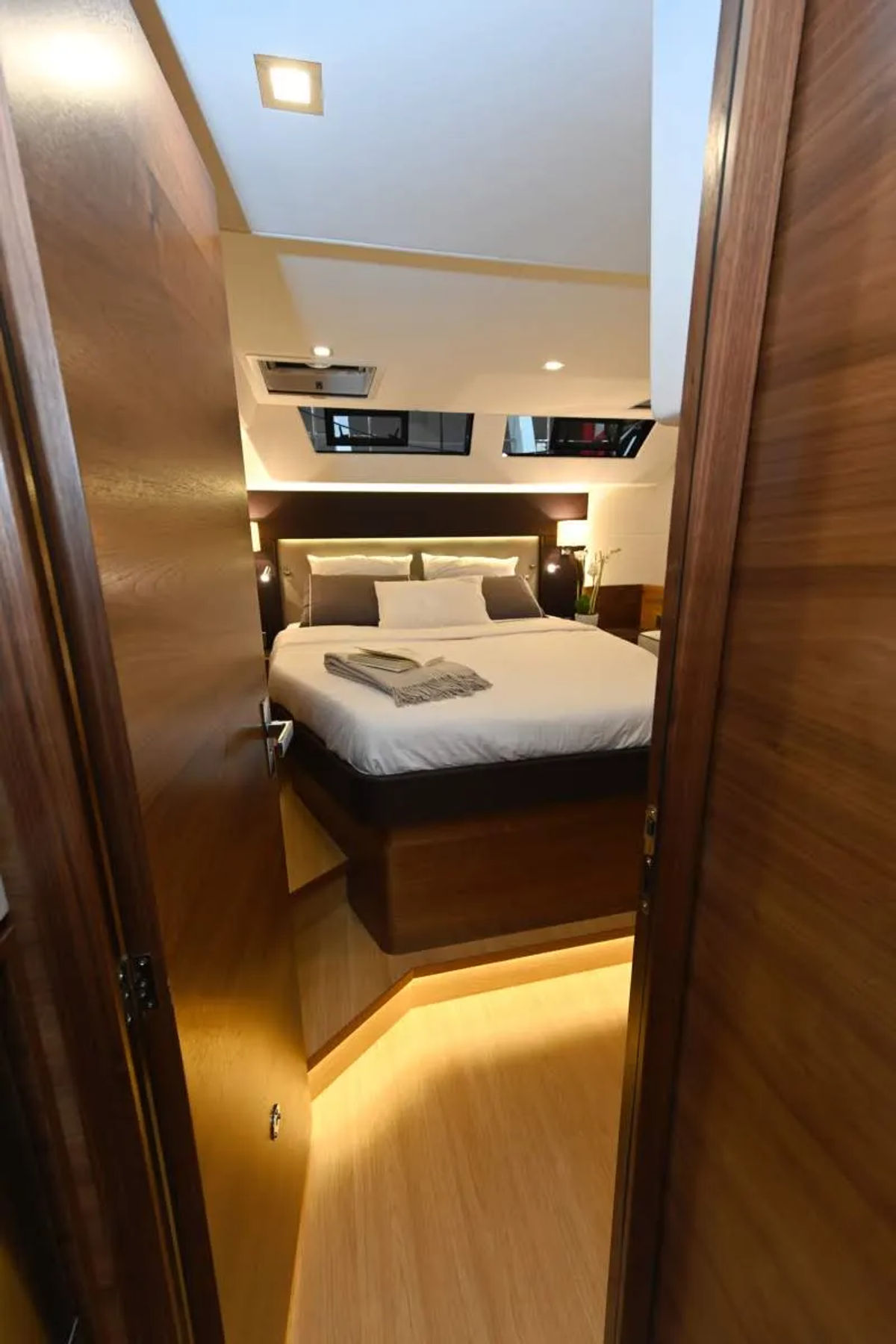 AMEL 50 silk matt American walnut aft  cabin 01 photo T Luenen