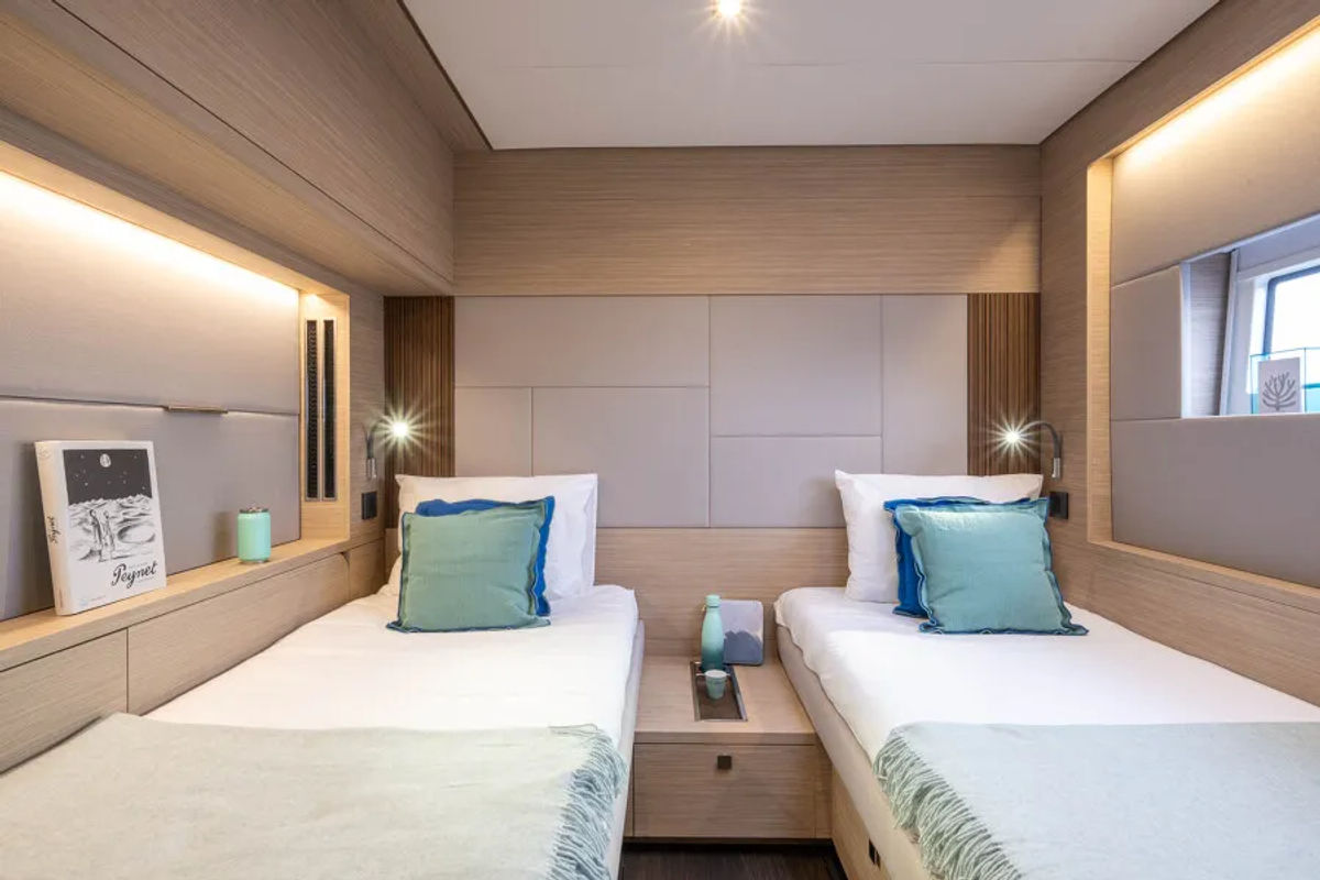 Lagoon 60 3330.jpg 900px