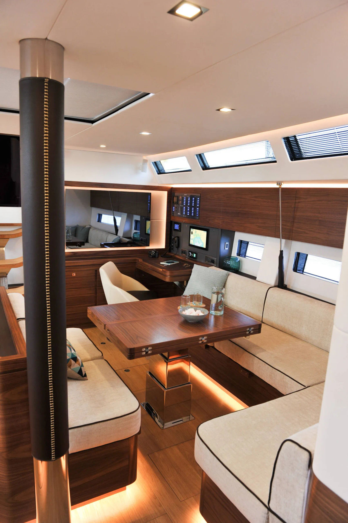 d56025fc845debf32269d69504c5b64c734ca554fb4103f0d707616922d79bdd amel60cjricoul2019intam3 1971