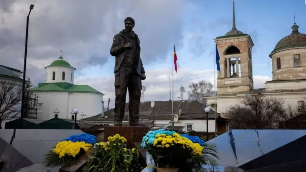 Ukrainian soldier killed by Russian troops honored with statue in hometown