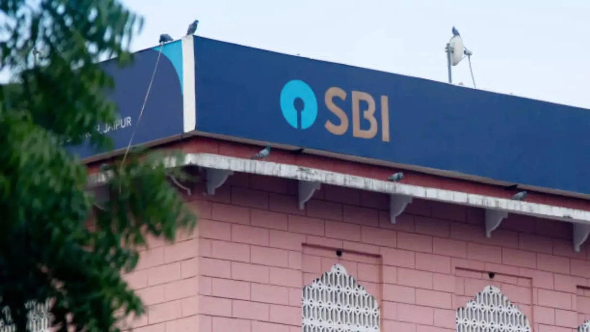 SBI Report Urges Govt to Reduce Stake in PSU Banks for Better Valuations