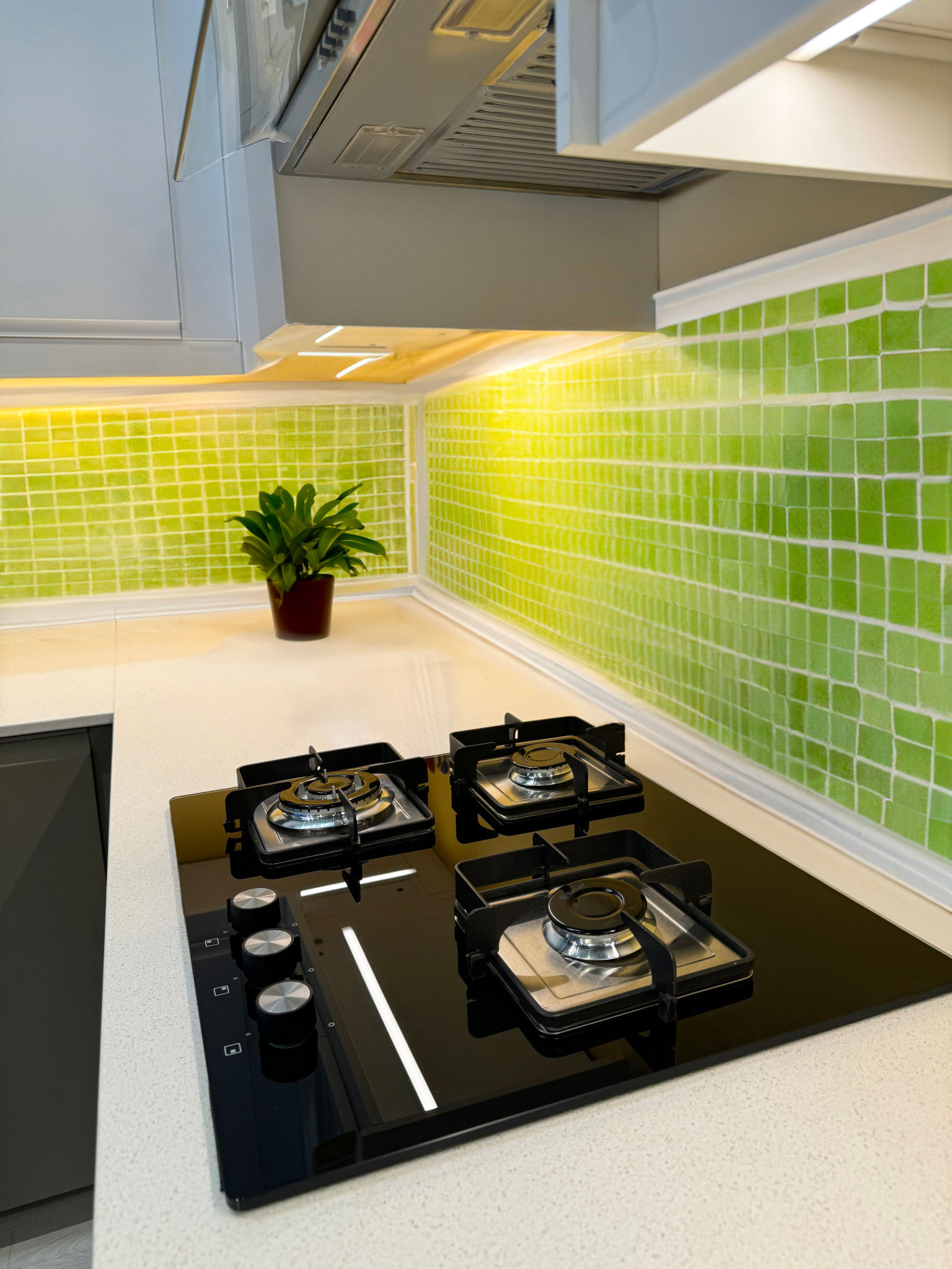 Cuisine en bois avec accents noirs modernes