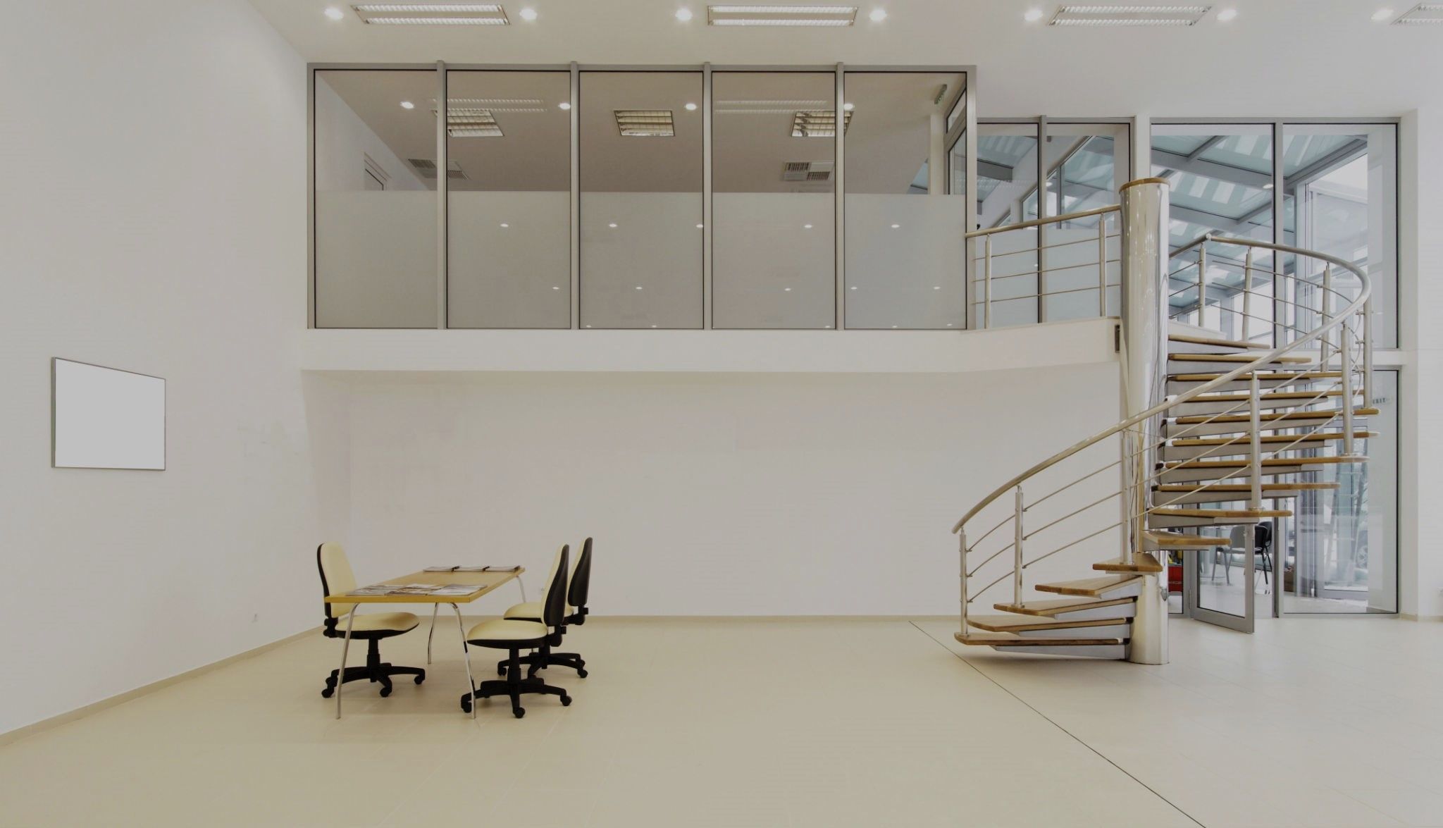 Aménagement bureaux modernes Lausanne avec espaces collaboratifs colorés