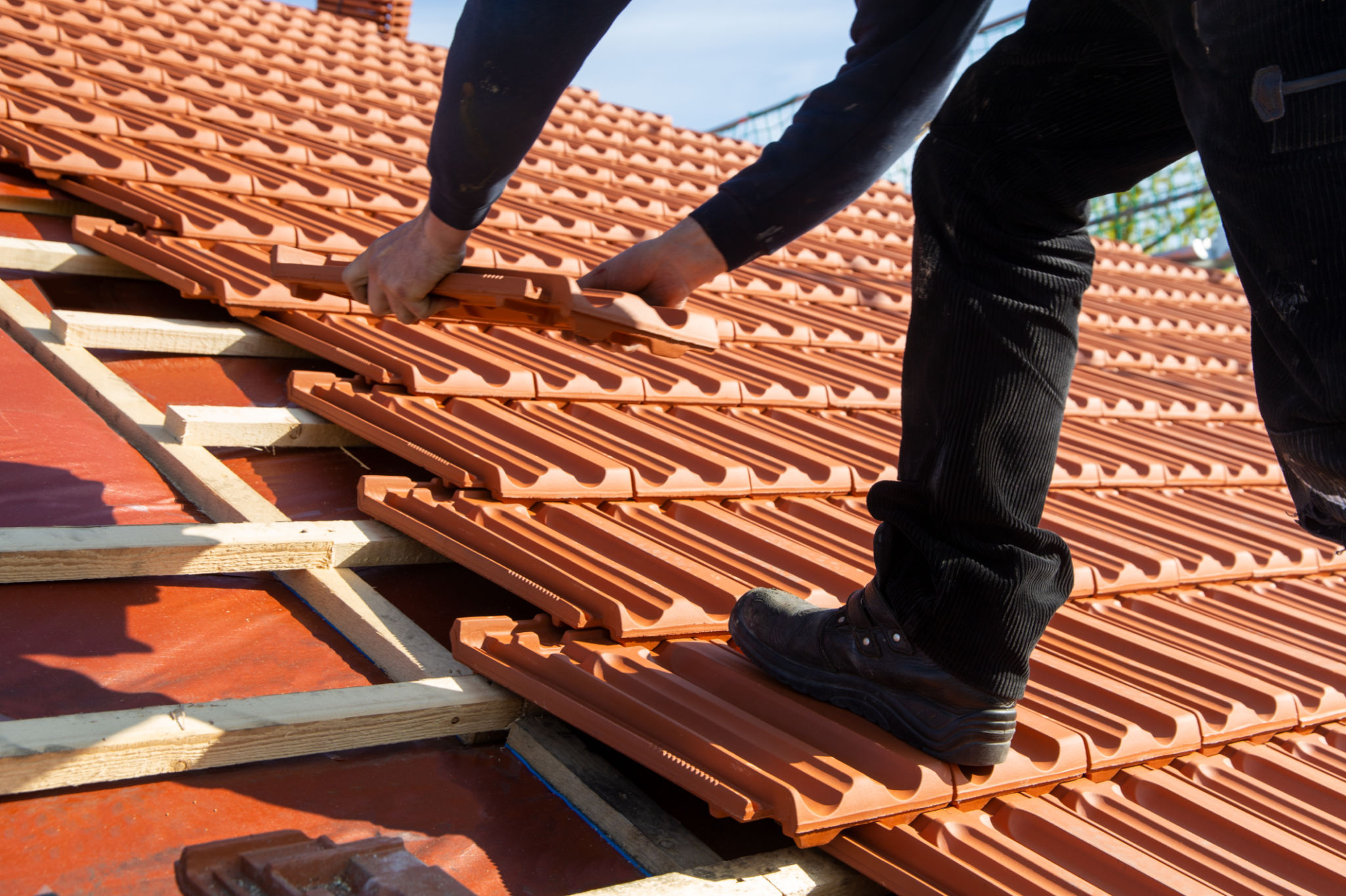 Dachsanierung Thun - Professionelle Dachdecker bei der Arbeit