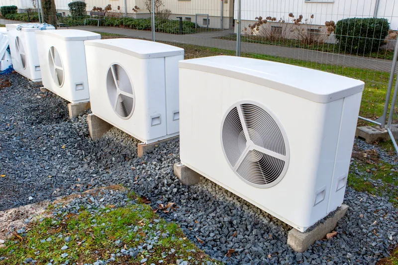 Système de chauffage renouvelable - PAC géothermique sol-eau Viessmann avec ballon tampon dans local technique à Genève