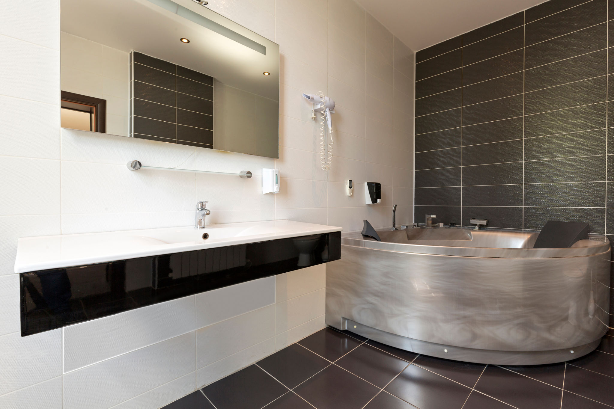 Ristrutturazione bagno moderno Ticino - ricerca, rubinetti, manutenzione, lavabo, pavimento, specchio, illuminazione, mobili, modernizzazione, rinnovamento, estet, casa, contatti, esperienza, umidità, superficie