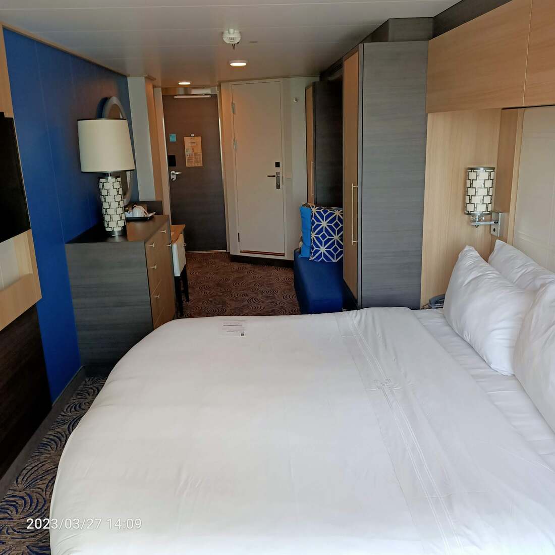 Royal Caribbean Quantum of the Seas Oceanview Cabin - Bed and layout