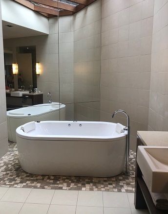 Travel Agent Fiona Boileau's Spicers Peak stay - the bath inside their room.