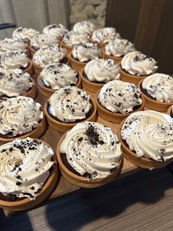 Une photo d'un plateau de crêpes avec de la crème fouettée et des chevaux au chocolat en haut de Nashville Baker.