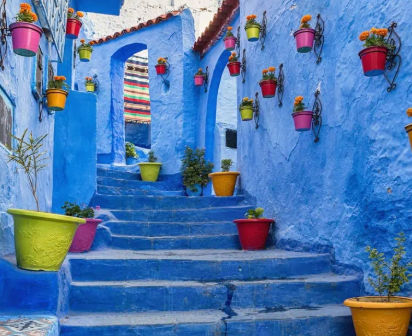 Un petit groupe se déplace à travers le Maroc magique
