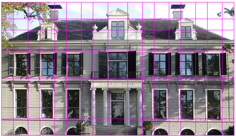 De gevel van het pand met het huisstijlgrid eroverheen