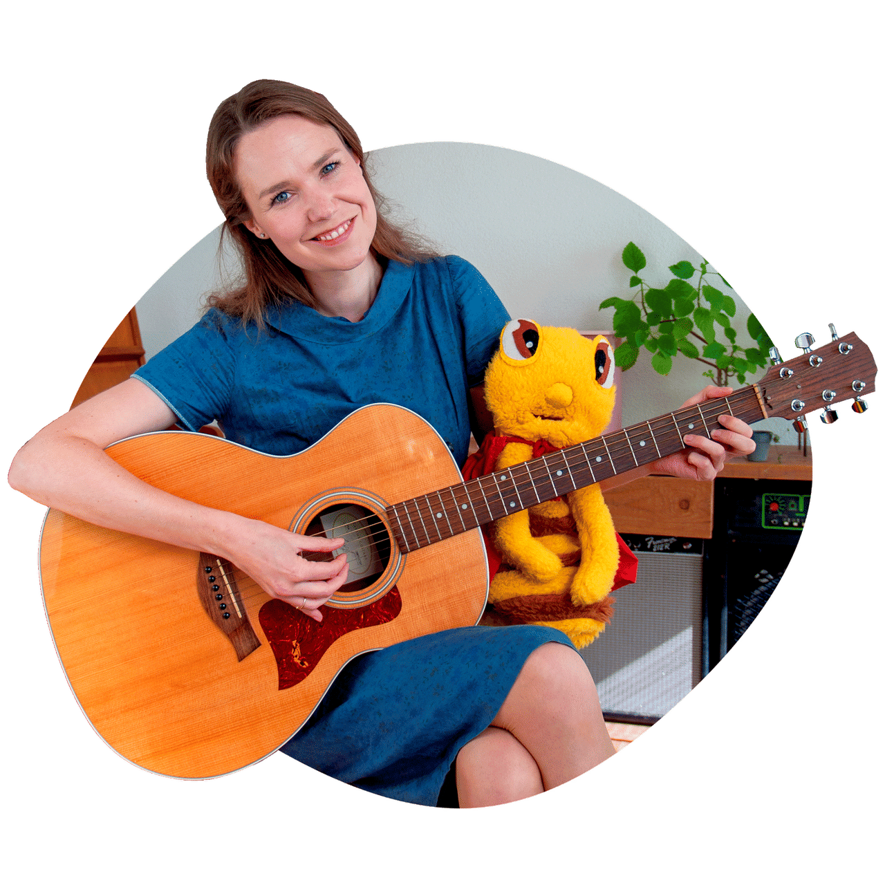 Renee van Mevrouw Muziek speelt gitaar, met Bo Bij naast zich