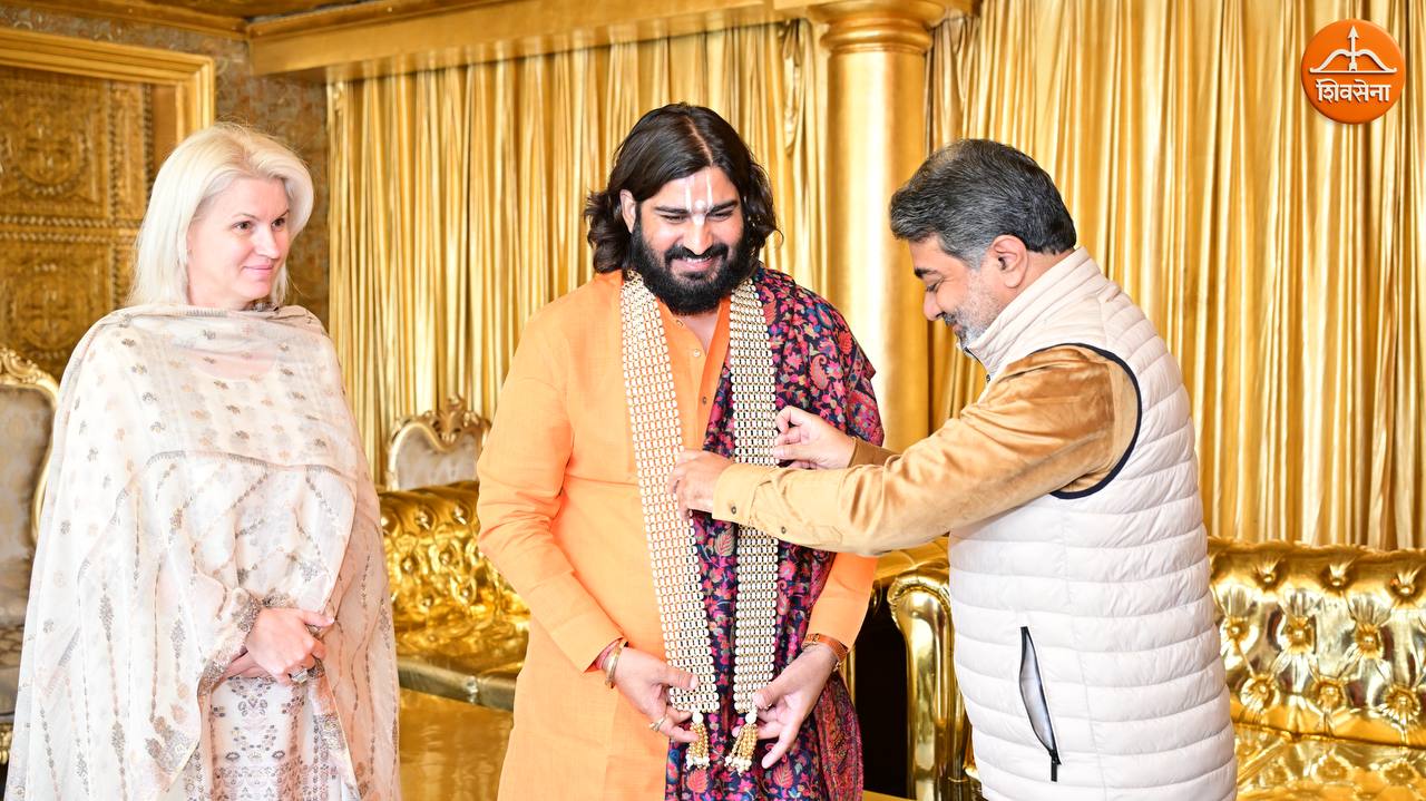 Spiritual grace as Swami Mahendra Das Ji arrives at Dr Abhishek Verma’s home