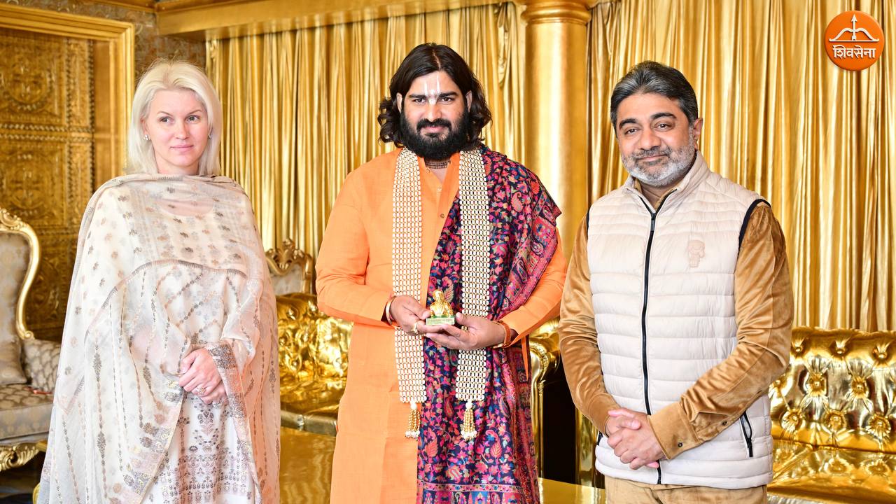 Spiritual grace as Swami Mahendra Das Ji arrives at Dr Abhishek Verma’s home