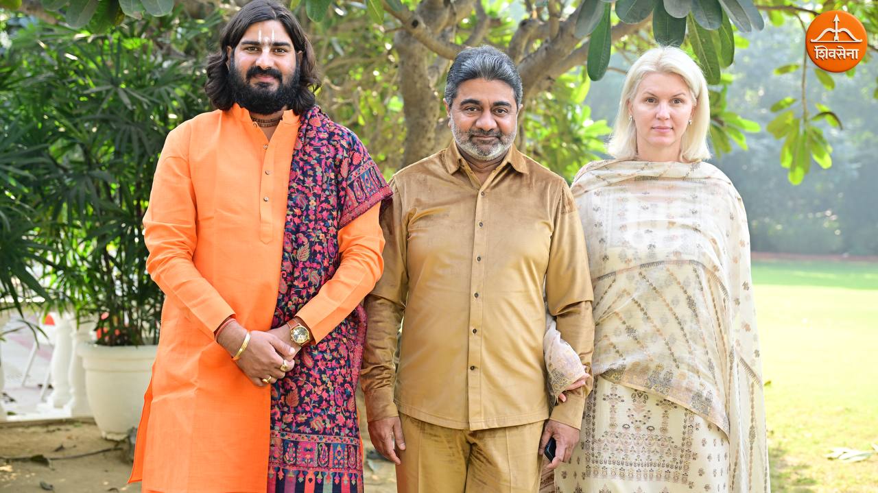 Spiritual grace as Swami Mahendra Das Ji arrives at Dr Abhishek Verma’s home