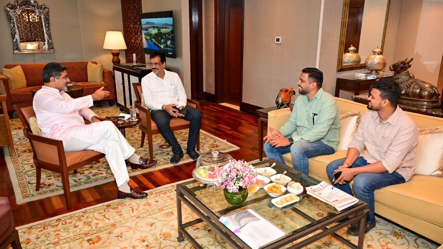मुंबई यात्रा के दौरान डॉ. अभिषेक वर्मा की शिवसेना नेता एकनाथ शेलार से भेंट
