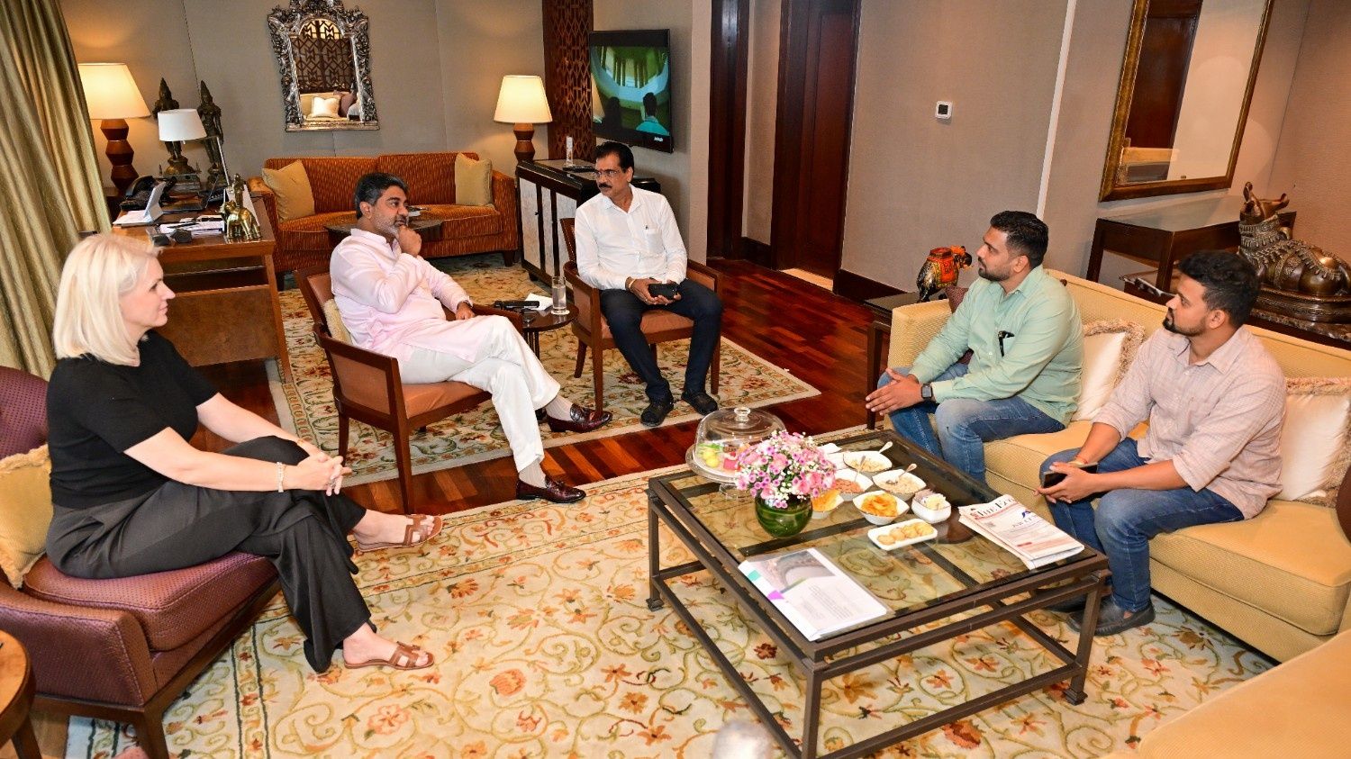 मुंबई यात्रा के दौरान डॉ. अभिषेक वर्मा की शिवसेना नेता एकनाथ शेलार से भेंट
