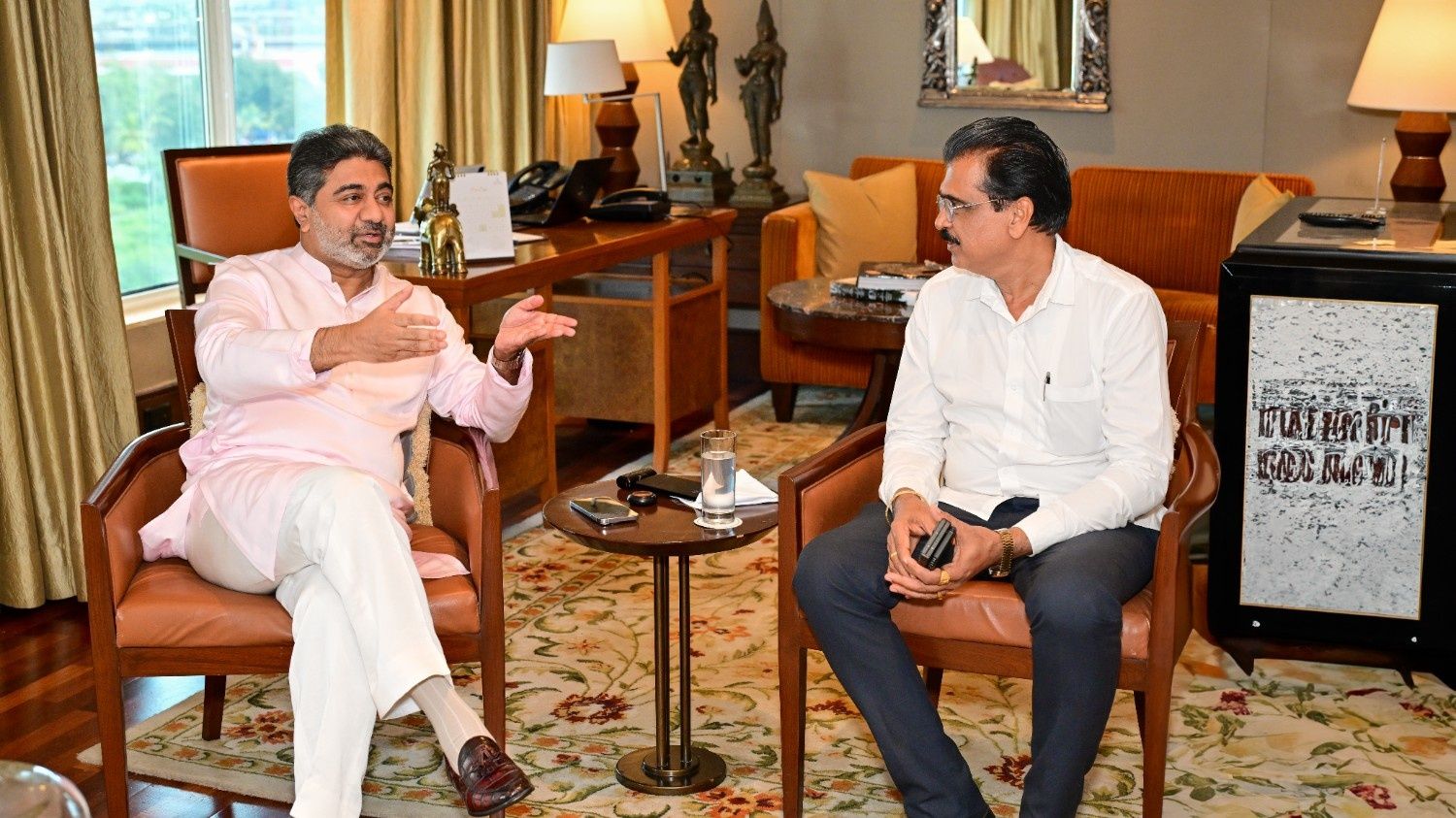 मुंबई यात्रा के दौरान डॉ. अभिषेक वर्मा की शिवसेना नेता एकनाथ शेलार से भेंट