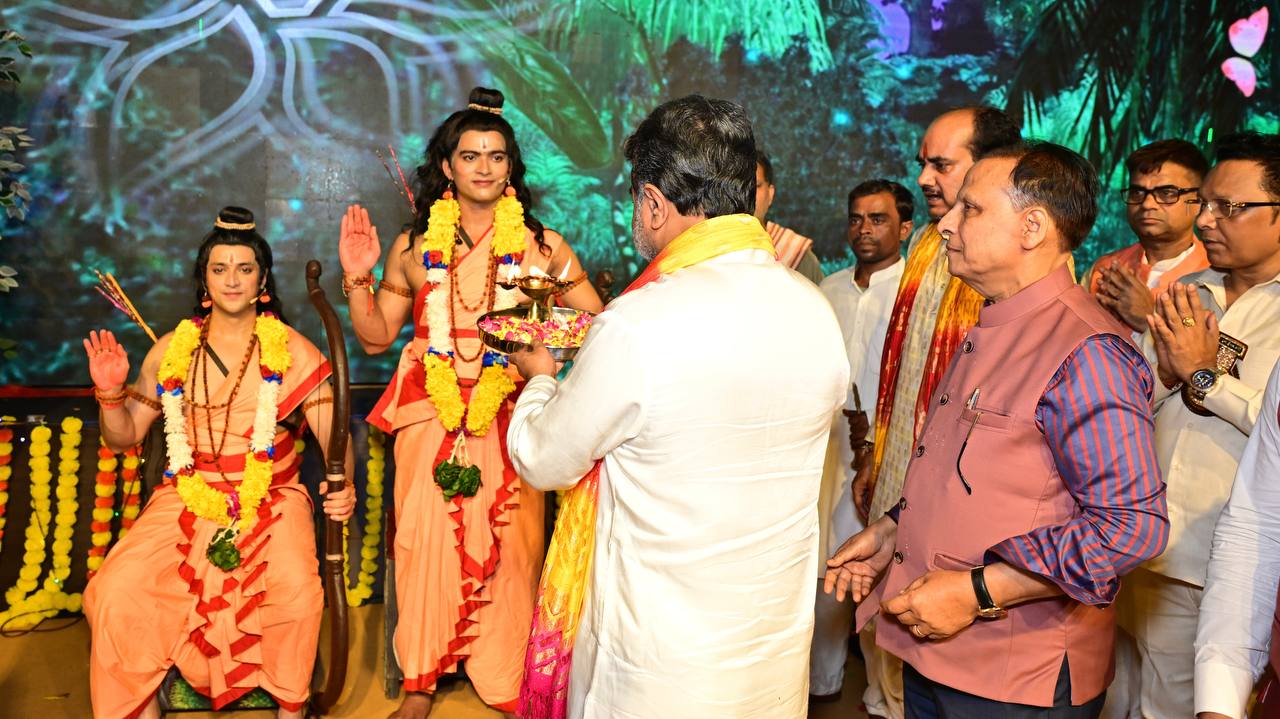 Dr. Abhishek Verma attends Ramlila organised by Luv Kush Committee with his family | 29 Sep 2025
