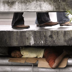 Los pobres en México viven con 101 pesos al día; los ricos, con 18 veces más