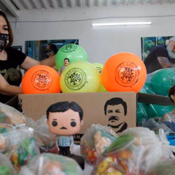 Regala hija del “Chapo” Guzmán juguetes a niños con imagen del capo