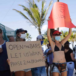 Florida registra récord de coronavirus; gobernador minimiza daño