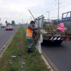 Limpia Secretaría de Infraestructura cunetas y alcantarillas en acceso al Periférico